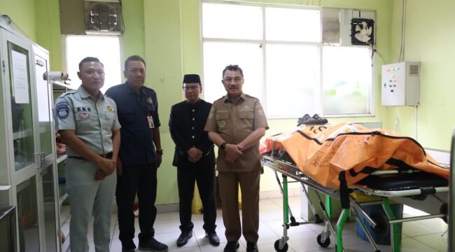 Photo: kepala Cabang Jasa Raharja Bekasi Eko Prasetyo kiri bersama Wakil Wali Kota Bekasi Dr. Abdul Harris Bobihoe saat jenguk korban laka truk kontainer di RSUD dr chasbullah Kota Bekasi (Doc.Ist) 