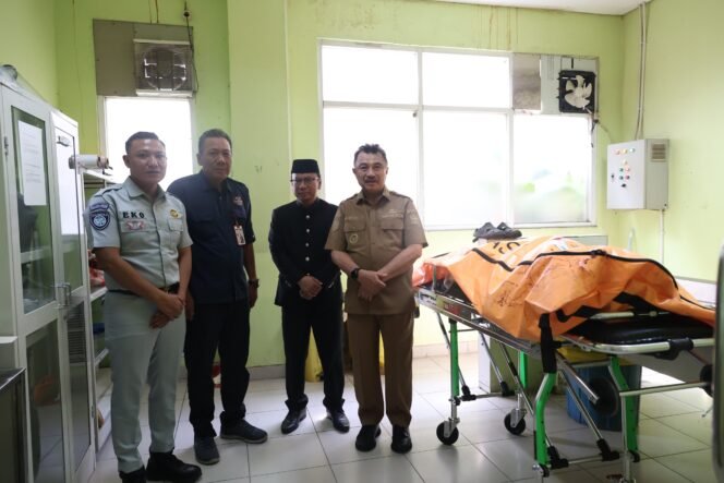 
Photo: kepala Cabang Jasa Raharja Bekasi Eko Prasetyo kiri bersama Wakil Wali Kota Bekasi Dr. Abdul Harris Bobihoe saat jenguk korban laka truk kontainer di RSUD dr chasbullah Kota Bekasi (Doc.Ist) 
