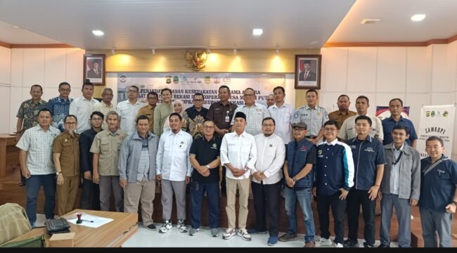 Photo: Kolaborasi penandatanganan kesepakatan bersama Samsat jasa raharja dan Koperasi Merah Putih dan Puskopkar se kabupaten Bekasi (Doc.cam) 