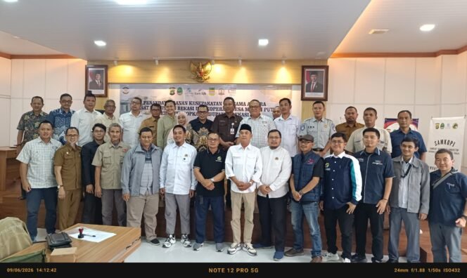 
Photo: Kolaborasi penandatanganan kesepakatan bersama Samsat jasa raharja dan Koperasi Merah Putih dan Puskopkar se kabupaten Bekasi (Doc.cam) 