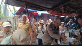 Photo: Walikota Bekasi Tri Adhianto saat dilokasi penertiban PKL Jalan Juanda pasar baru Bekasi (Doc.cam) 
