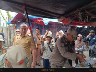 Photo: Walikota Bekasi Tri Adhianto saat dilokasi penertiban PKL Jalan Juanda pasar baru Bekasi (Doc.cam) 