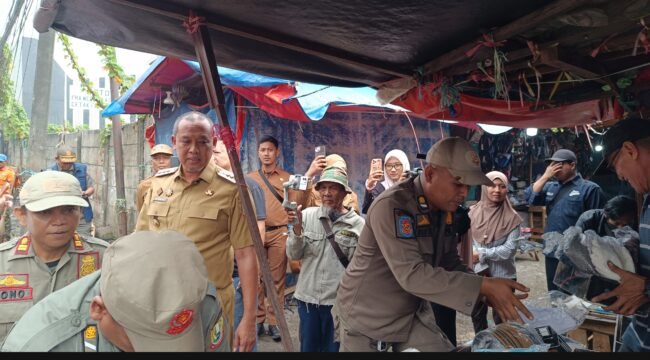 Photo: Walikota Bekasi Tri Adhianto saat dilokasi penertiban PKL Jalan Juanda pasar baru Bekasi (Doc.cam) 