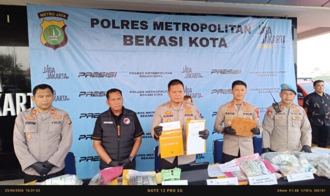 
Photo: Kepolisian Resort Metropolitan Bekasi Kota saat gelar konferensi pers kasus peredaran jaringan narkoba lintas daerah (Doc.cam) 
