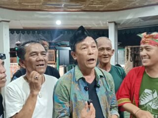 Photo: Ketua PASKI Jawa Barat, Daus Separo,  peci hitam dan tim saat lepas gelaran seni dan budaya pasar Seni Ancol 2026, (Doc.cam) 