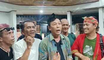 Photo: Ketua PASKI Jawa Barat, Daus Separo,  peci hitam dan tim saat lepas gelaran seni dan budaya pasar Seni Ancol 2026, (Doc.cam) 