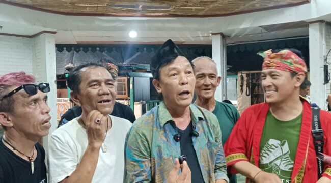 Photo: Ketua PASKI Jawa Barat, Daus Separo,  peci hitam dan tim saat lepas gelaran seni dan budaya pasar Seni Ancol 2026, (Doc.cam) 