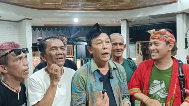
Photo: Ketua PASKI Jawa Barat, Daus Separo,  peci hitam dan tim saat lepas gelaran seni dan budaya pasar Seni Ancol 2026, (Doc.cam) 