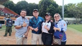 Photo : Kedua orang tua Griselda Widianti bersama sang ayah saat dilokasi acara Kejurnas II Inassoc 2026 didampingi Pilihanto Sekretaris Umum Inassoc (Kiri) (Doc.cam) 