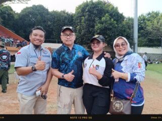 Photo : Kedua orang tua Griselda Widianti bersama sang ayah saat dilokasi acara Kejurnas II Inassoc 2026 didampingi Pilihanto Sekretaris Umum Inassoc (Kiri) (Doc.cam) 