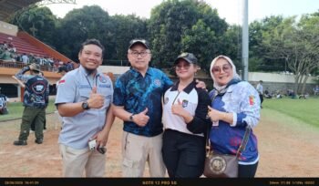 Photo : Kedua orang tua Griselda Widianti bersama sang ayah saat dilokasi acara Kejurnas II Inassoc 2026 didampingi Pilihanto Sekretaris Umum Inassoc (Kiri) (Doc.cam) 