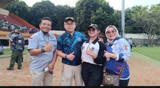 Photo : Kedua orang tua Griselda Widianti bersama sang ayah saat dilokasi acara Kejurnas II Inassoc 2026 didampingi Pilihanto Sekretaris Umum Inassoc (Kiri) (Doc.cam) 