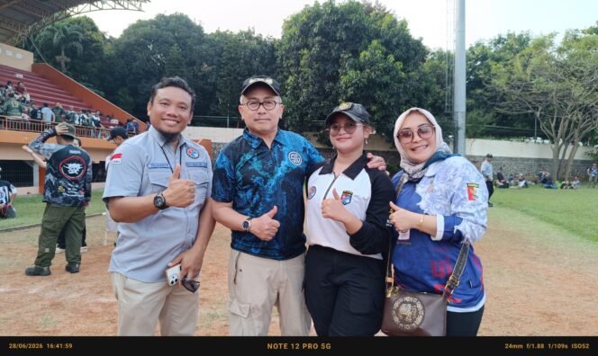 
Photo : Kedua orang tua Griselda Widianti bersama sang ayah saat dilokasi acara Kejurnas II Inassoc 2026 didampingi Pilihanto Sekretaris Umum Inassoc (Kiri) (Doc.cam) 