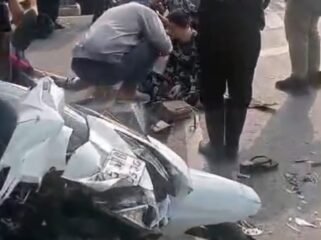 Photo: Sejumlah korban kecelakaan truk kontainer dilokasi bekasi timur (Doc.Ist) 