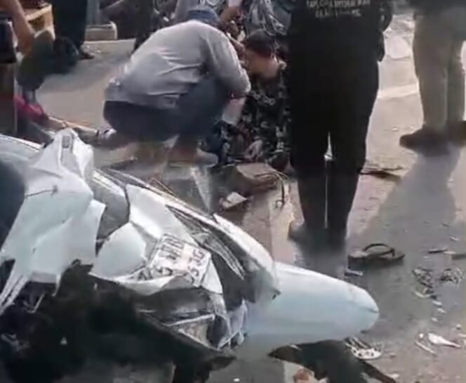 
Photo: Sejumlah korban kecelakaan truk kontainer dilokasi bekasi timur (Doc.Ist) 