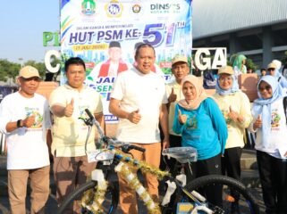 Photo: Wali Kota Bekasi Dr. H. Tri Adhianto bersama PSM Kelurahan teluk pucung saat acara ulang tahun PSM ke 51 Th (Doc.Ist) 