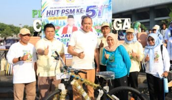 Photo: Wali Kota Bekasi Dr. H. Tri Adhianto bersama PSM Kelurahan teluk pucung saat acara ulang tahun PSM ke 51 Th (Doc.Ist) 