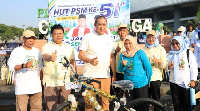 Photo: Wali Kota Bekasi Dr. H. Tri Adhianto bersama PSM Kelurahan teluk pucung saat acara ulang tahun PSM ke 51 Th (Doc.Ist) 
