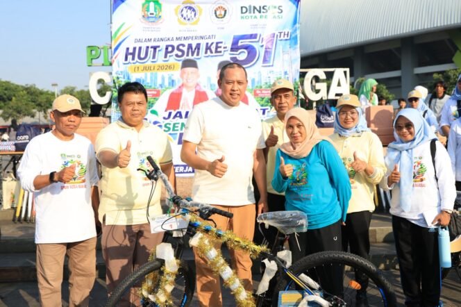 
Photo: Wali Kota Bekasi Dr. H. Tri Adhianto bersama PSM Kelurahan teluk pucung saat acara ulang tahun PSM ke 51 Th (Doc.Ist) 