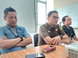 Photo: Melaui Kepala sesi intelijen kejaksaan negeri Kota Bekasi Ryan Anugrah saat konferensi pers di kantor nya (Doc.Ist) 