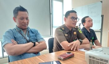 Photo: Melaui Kepala sesi intelijen kejaksaan negeri Kota Bekasi Ryan Anugrah saat konferensi pers di kantor nya (Doc.Ist) 
