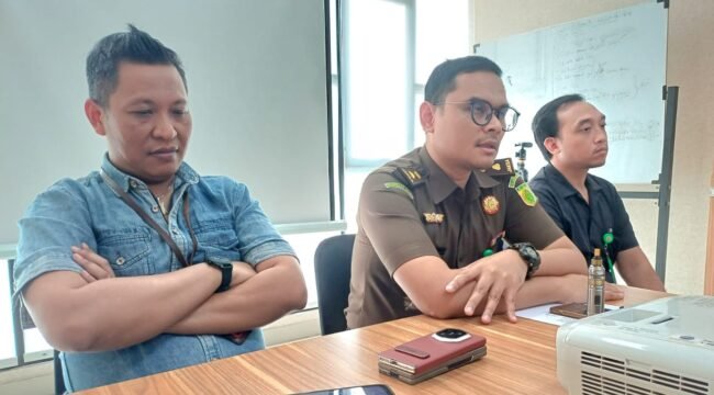 Photo: Melaui Kepala sesi intelijen kejaksaan negeri Kota Bekasi Ryan Anugrah saat konferensi pers di kantor nya (Doc.Ist) 