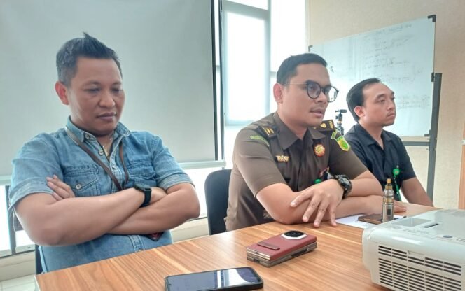 
Photo: Melaui Kepala sesi intelijen kejaksaan negeri Kota Bekasi Ryan Anugrah saat konferensi pers di kantor nya (Doc.Ist) 