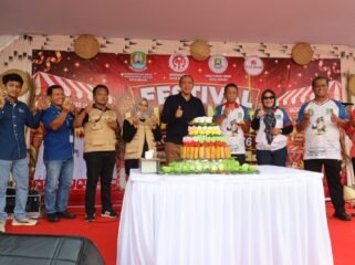 Photo: Wali Kota Bekasi  Dr. H. Tri Adhianto saat  hadir acara event jajanan pasar (Doc.Ist) 
