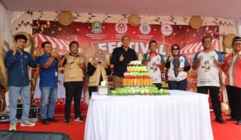 Photo: Wali Kota Bekasi  Dr. H. Tri Adhianto saat  hadir acara event jajanan pasar (Doc.Ist) 