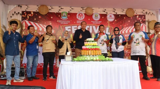 Photo: Wali Kota Bekasi  Dr. H. Tri Adhianto saat  hadir acara event jajanan pasar (Doc.Ist) 