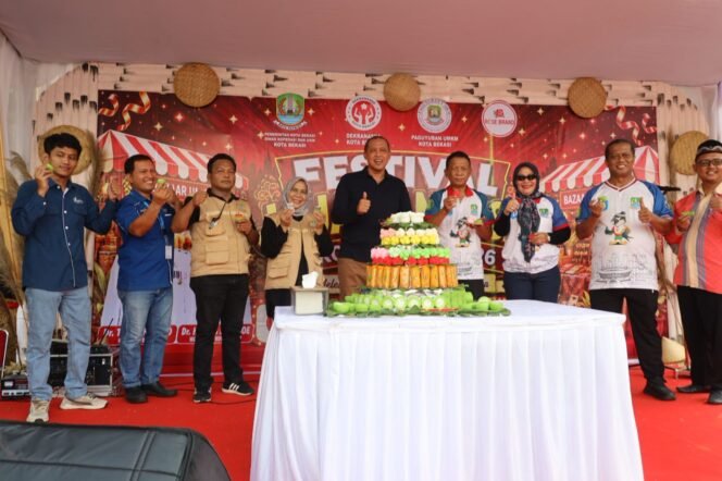 
Photo: Wali Kota Bekasi  Dr. H. Tri Adhianto saat  hadir acara event jajanan pasar (Doc.Ist) 