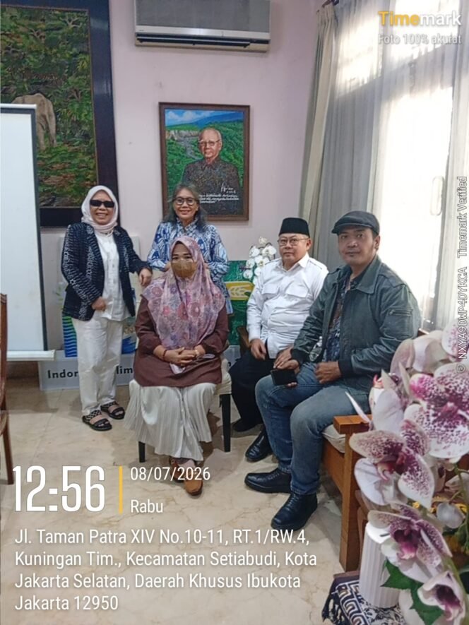 
Photo: Sejumlah Tokoh Aktivis perempuan Nasional bersama kuasa hukum MS (Doc.Ist) 