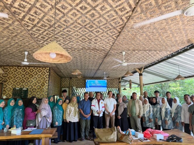 
Photo: Universitas Borobudur kembali menunjukkan komitmennya dalam mengimplementasikan Tri Dharma Perguruan Tinggi melalui penyelenggaraan Sosialisasi Pengelolaan Sampah Berbasis Masyarakat di Kampung Inspirasi Sukamakmur (KISUCI), Desa Cipambuan, Kecamatan Babakan Madang, Kabupaten Bogor.  (Doc.Ist) 