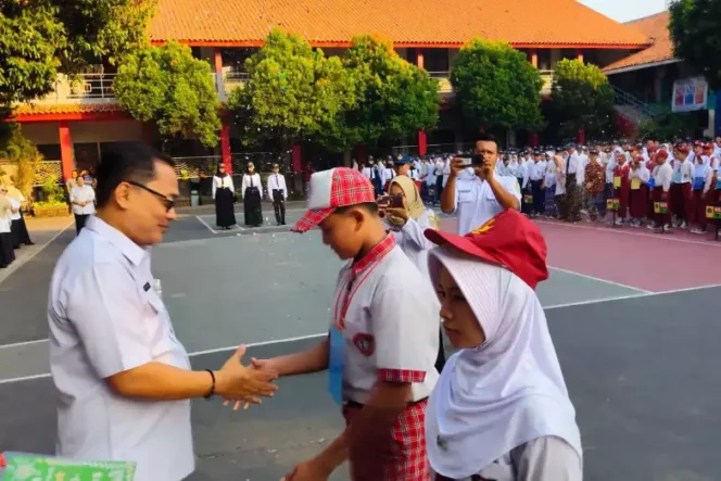 
Hari Pertama MPLS, Disdik Kabupaten Bekasi Tekankan Sekolah Harus Aman dan Bebas Perpeloncoan