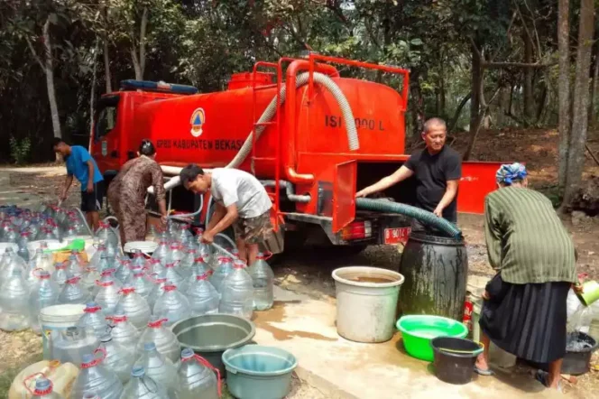 
Pemkab Bekasi Salurkan 1 Juta Liter Air Bersih untuk Warga Terdampak Kekeringan