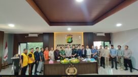Photo: Berpose tiga pilar saat peringatan hut bhayangkara ke 80 tahun 2026. (Doc.cam) 