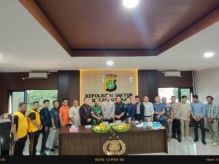 Photo: Berpose tiga pilar saat peringatan hut bhayangkara ke 80 tahun 2026. (Doc.cam) 