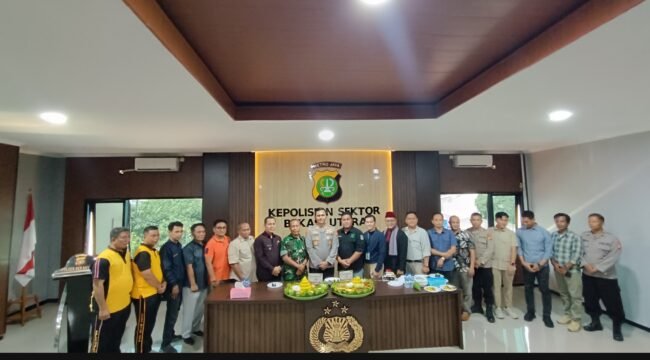 Photo: Berpose tiga pilar saat peringatan hut bhayangkara ke 80 tahun 2026. (Doc.cam) 