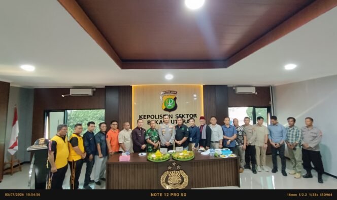 
Photo: Berpose tiga pilar saat peringatan hut bhayangkara ke 80 tahun 2026. (Doc.cam) 