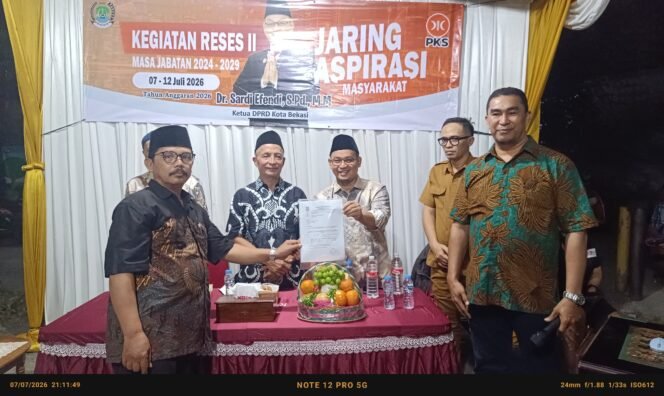 
Photo: Ketua DPRD Kota Bekasi Dr. Sardi Efendi saat kegiatan reses II tahun 2026. Di Lingkungan RW 36 Teluk Pucung Bekasi utara (Doc.cam) 