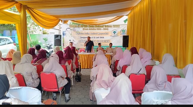 Photo: Anggota DPRD Kota Bekasi Fraksi Golkar komisi I Sarwin Edi Saputra saat giat reses II tahun anggaran 2026  dilingkungan Warga Ciketing Udik (Doc.cam) 