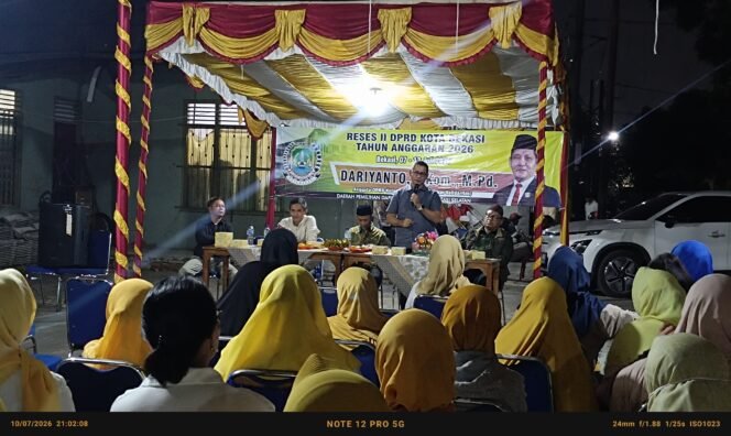 
Photo: Anggota DPRD kota bekasi fraksi golkar Dariyanto, S. Kim, S.Pd saat giat reses II tahun anggaran 2026(Doc.cam) 