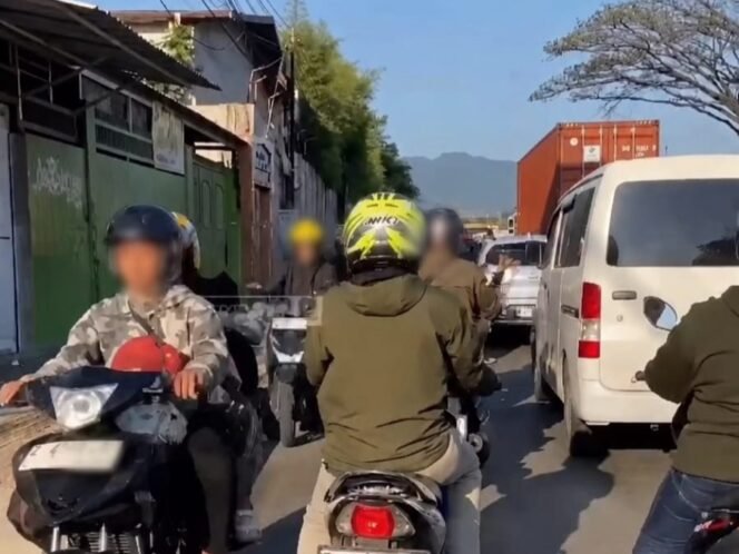 
Photo: Sejumlah pengendara roda dua melanggar lawan arah kabupaten bandung (Doc.Ist) 