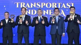 Photo: Direktur utama PT Jasa Raharja Muhamad Awaludin (kiri kedua) saat menerima penghargaan  Insurance Company Protecting the Community in Mobility” pada ajang Transportasi Indonesia Awards 2026 (Doc.Ist) 