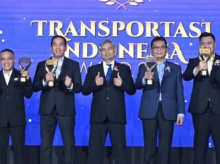 Photo: Direktur utama PT Jasa Raharja Muhamad Awaludin (kiri kedua) saat menerima penghargaan  Insurance Company Protecting the Community in Mobility” pada ajang Transportasi Indonesia Awards 2026 (Doc.Ist) 