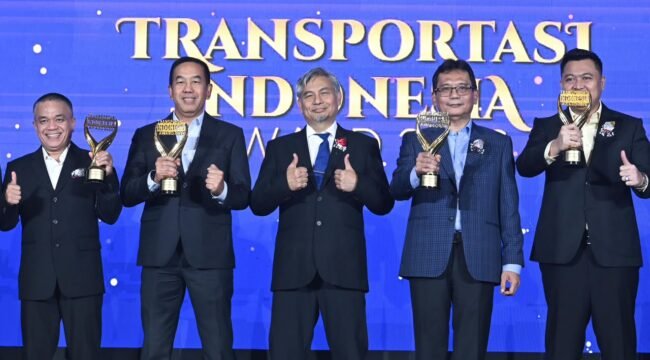 Photo: Direktur utama PT Jasa Raharja Muhamad Awaludin (kiri kedua) saat menerima penghargaan  Insurance Company Protecting the Community in Mobility” pada ajang Transportasi Indonesia Awards 2026 (Doc.Ist) 