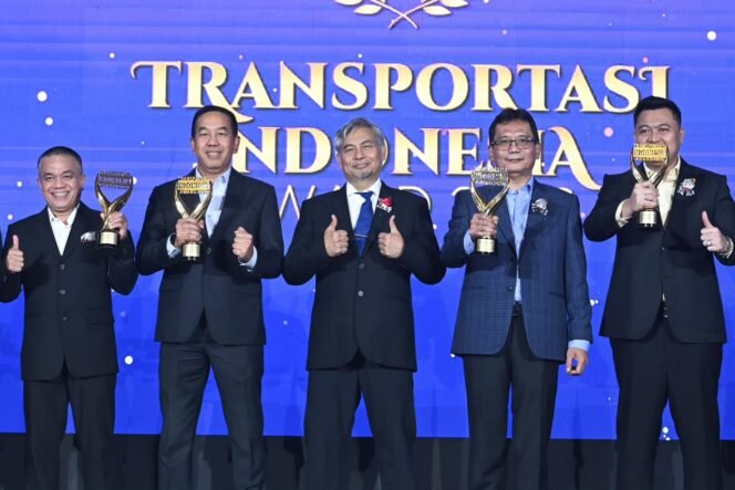 
Photo: Direktur utama PT Jasa Raharja Muhamad Awaludin (kiri kedua) saat menerima penghargaan  Insurance Company Protecting the Community in Mobility” pada ajang Transportasi Indonesia Awards 2026 (Doc.Ist) 