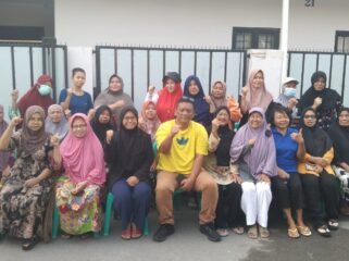 Photo: Warga Lingkungan RT 03  RW 22 bersama Lurah harapan jaya usai kegiatan K3 (Doc.Ist) 