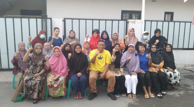 Photo: Warga Lingkungan RT 03  RW 22 bersama Lurah harapan jaya usai kegiatan K3 (Doc.Ist) 