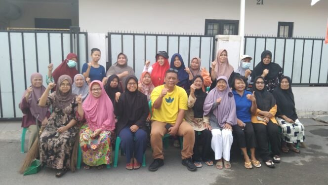 
Photo: Warga Lingkungan RT 03  RW 22 bersama Lurah harapan jaya usai kegiatan K3 (Doc.Ist) 